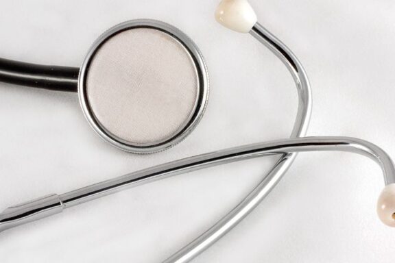 Czym jest medycyna? Na zdjęciu stetoskop używany powszechnie w medycynie.