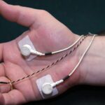 Ręka z przyrządami niezbędnymi do badania eeg biofeedback.