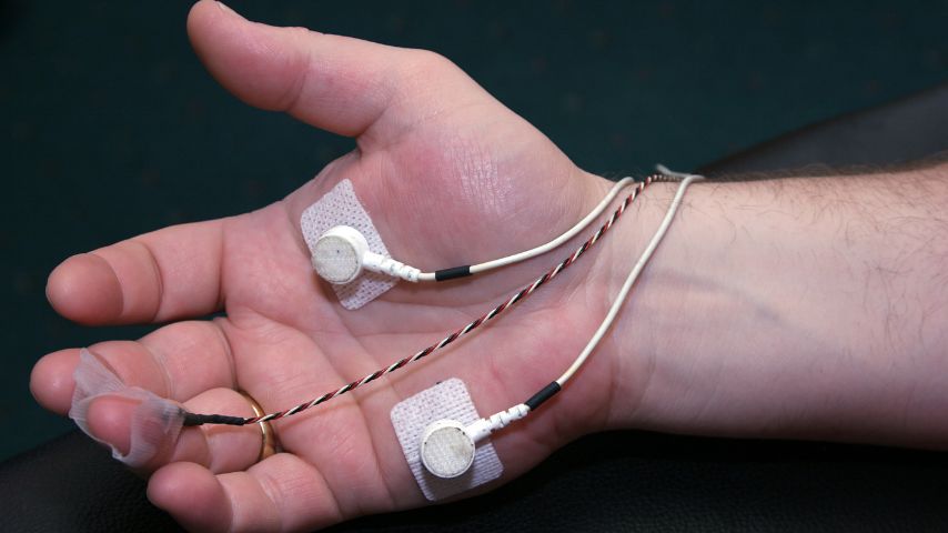 Ręka z przyrządami niezbędnymi do badania eeg biofeedback.