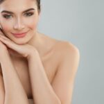 Uśmiechnięta klientka medycyny estetycznej prezentująca piękną skórę