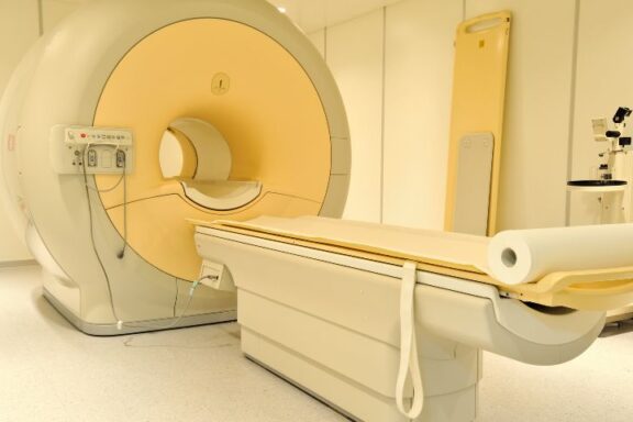 Jasne, puste pomieszczenie z rezonansem magnetycznym pośrodku.