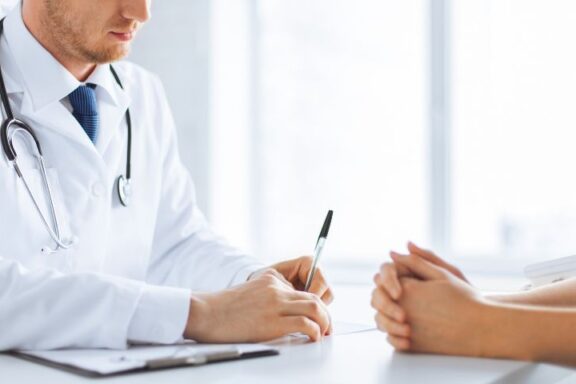 Kim jest rzecznik praw pacjenta? Na zdjęciu lekarz rozmawia z pacjentem.