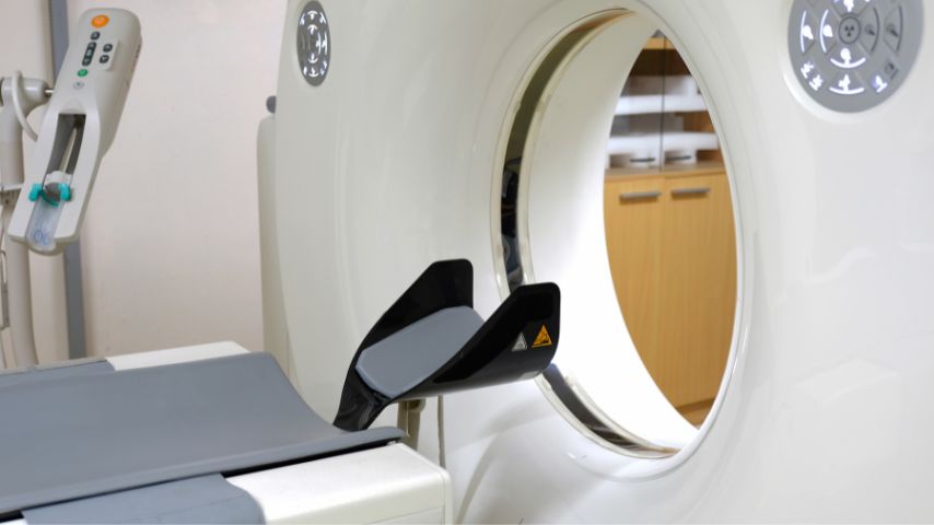 Zbliżenie na ruchomy stół i pierścień tomografu.