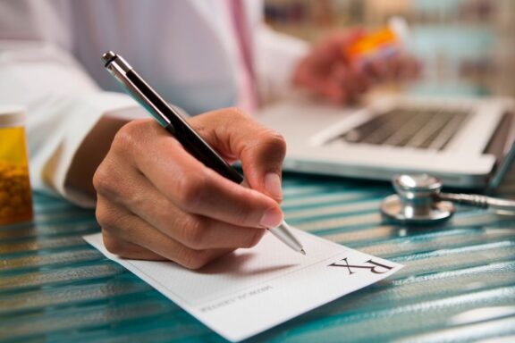 Recepta online to alternatywa dla tradycyjnych recept, takich jak ta na zdjęciu wypisywana przez lekarza.