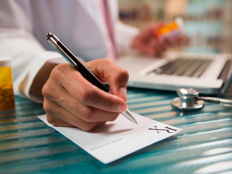 Recepta online to alternatywa dla tradycyjnych recept, takich jak ta na zdjęciu wypisywana przez lekarza.