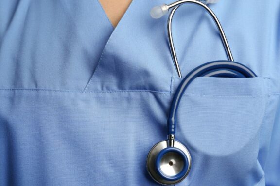 Czy lekarz może się reklamować? Na zdjęciu lekarka ze stetoskopem.